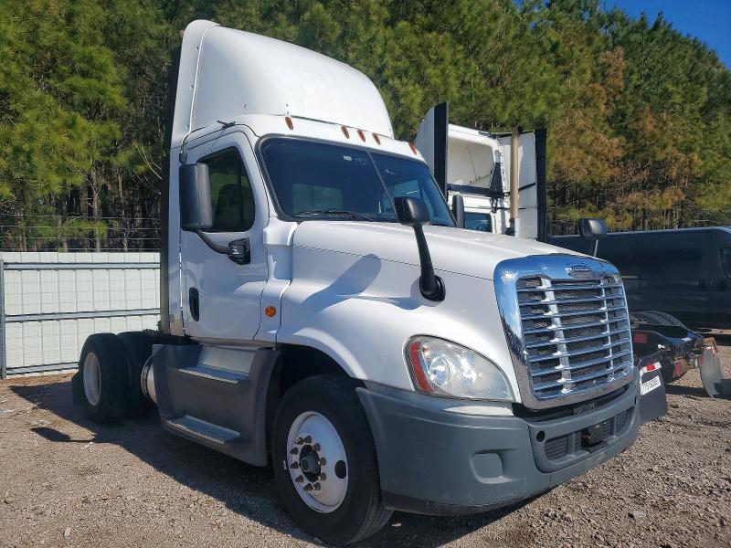 2016 Freightliner Cascadia 125 VIN 1FUBGEDV3GLHC5647 COPART salvage auction — MINOR DENT/SCRATCHES, IN - CERTIFICATE OF TITLE, sold $5,000 on 2026-07-28 (photo 1)