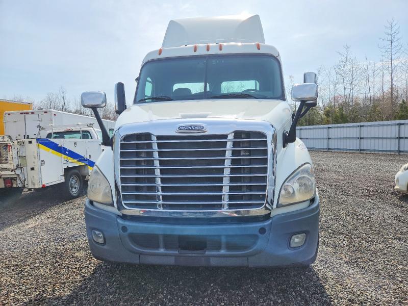 2018 Freigliner All other VIN 1FUBGADVXJLJY2573 COPART salvage auction — WATER/FLOOD, WF, sold $275 on 2026-07-06 (photo 9)