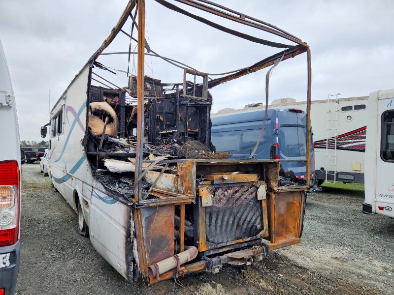 1999 National rv All other VIN 4UZ6XJCA7XCF07467 COPART salvage auction — BURN, CA - NON-REPAIRABLE VEHICLE CERT, sold $150 on 2026-07-10 (photo 3)