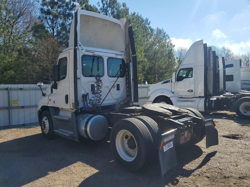 2016 Freightliner Cascadia 125 VIN 1FUBGEDV7GLHC5652 COPART salvage auction — MINOR DENT/SCRATCHES, IN - CERTIFICATE OF TITLE, sold $5,000 on 2026-07-28 (photo 3)