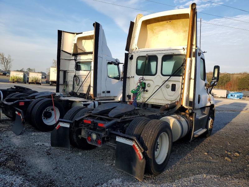 2016 Freightliner All other VIN 1FUBGEDV3GLHC5616 COPART salvage auction — MINOR DENT/SCRATCHES, IN - CERTIFICATE OF TITLE, sold $5,000 on 2026-07-29 (photo 4)