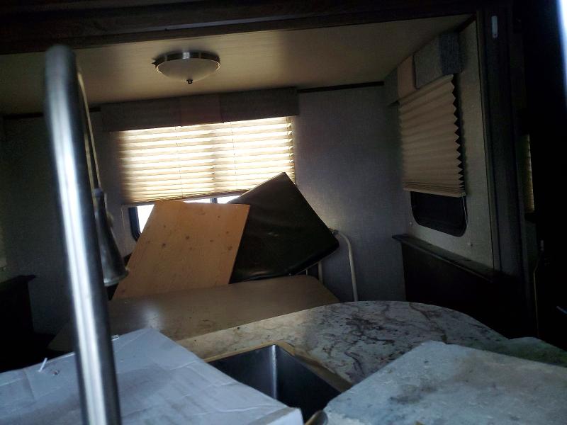 2018 Heartland rvs Recreation VIN 5SFNB2727JN356336 COPART salvage auction — MINOR DENT/SCRATCHES, ON - PERMIT NO BRAND - UNFIT, sold $14,000 on 2026-07-23 (photo 5)