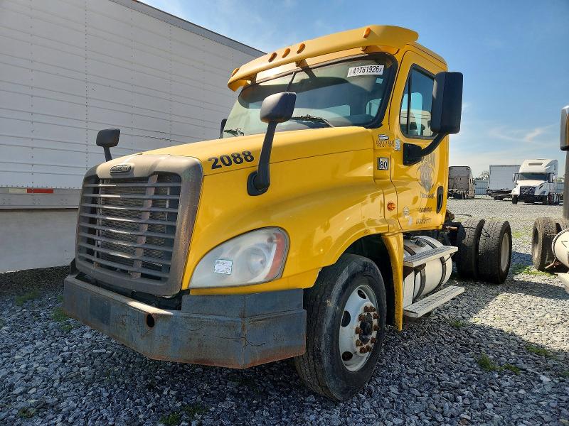 2014 Freightliner All other VIN 3AKBGDDV4ESFZ0422 COPART salvage auction — MINOR DENT/SCRATCHES, DV, sold $2,200 on 2026-07-30 (photo 2)