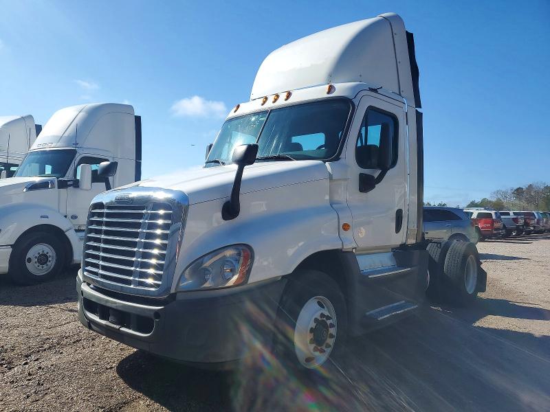 2016 Freightliner Cascadia 125 VIN 1FUBGEDV7GLHC5652 COPART salvage auction — MINOR DENT/SCRATCHES, IN - CERTIFICATE OF TITLE, sold $5,000 on 2026-07-28 (photo 2)