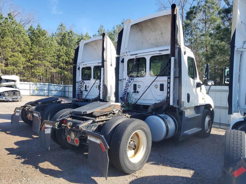 2016 Freightliner Cascadia 125 VIN 1FUBGEDV8GLHC5658 COPART salvage auction — MINOR DENT/SCRATCHES, IN - CERTIFICATE OF TITLE, sold $5,000 on 2026-07-28 (photo 4)