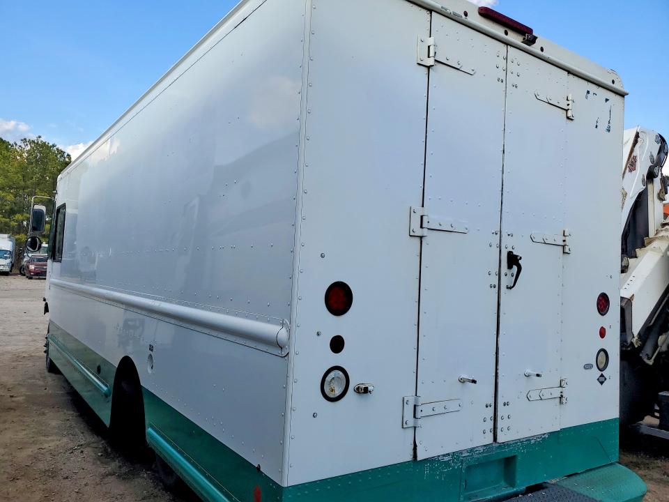 2016 Freigliner Mt45 chass VIN 4UZAC2DV7GCHP5965 COPART salvage auction — NORMAL WEAR, SC - CERTIFICATE OF TITLE, sold $1,600 on 2026-07-31 (photo 2)