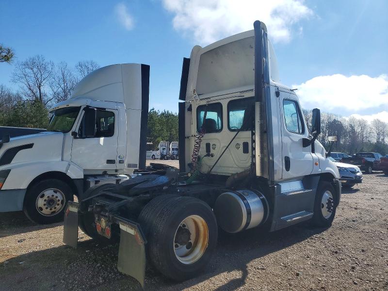 2016 Freightliner Cascadia 125 VIN 1FUBGEDV3GLHC5647 COPART salvage auction — MINOR DENT/SCRATCHES, IN - CERTIFICATE OF TITLE, sold $5,000 on 2026-07-28 (photo 4)