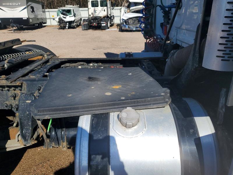 2016 Freightliner Cascadia 125 VIN 1FUBGEDV7GLHC5652 COPART salvage auction — MINOR DENT/SCRATCHES, IN - CERTIFICATE OF TITLE, sold $5,000 on 2026-07-28 (photo 6)