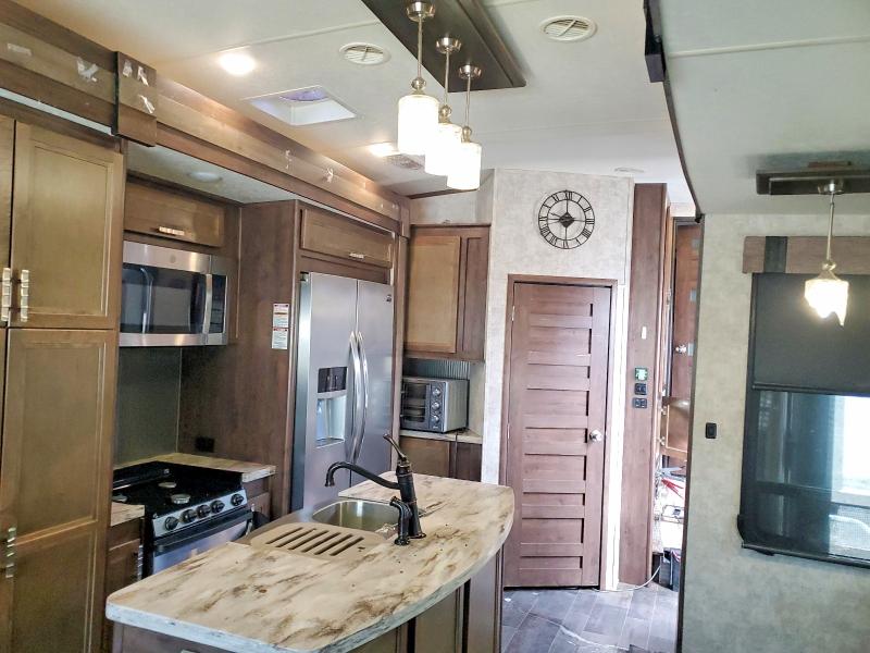 2018 Highland ridge Highland ridge VIN 58TCH0BV3J3XH3082 COPART salvage auction — WATER/FLOOD, TX - SALVAGE TITLE-FLOOD DAMAGE, sold $1,500 on 2026-07-28 (photo 5)