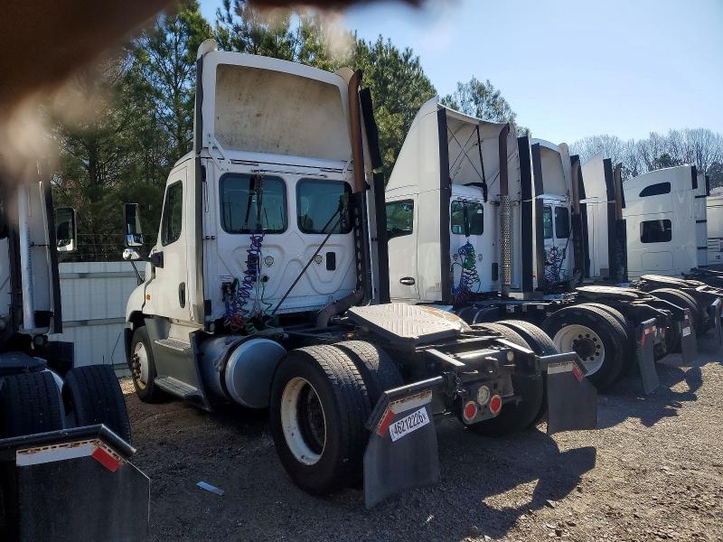 2016 Freightliner Cascadia 125 VIN 1FUBGEDV8GLHC5658 COPART salvage auction — MINOR DENT/SCRATCHES, IN - CERTIFICATE OF TITLE, sold $5,000 on 2026-07-28 (photo 3)