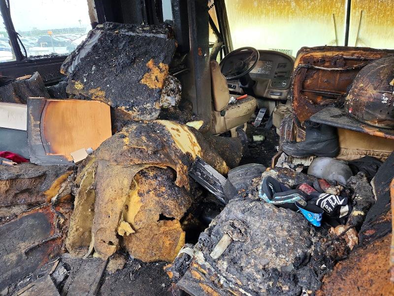 1999 National rv All other VIN 4UZ6XJCA7XCF07467 COPART salvage auction — BURN, CA - NON-REPAIRABLE VEHICLE CERT, sold $150 on 2026-07-10 (photo 5)