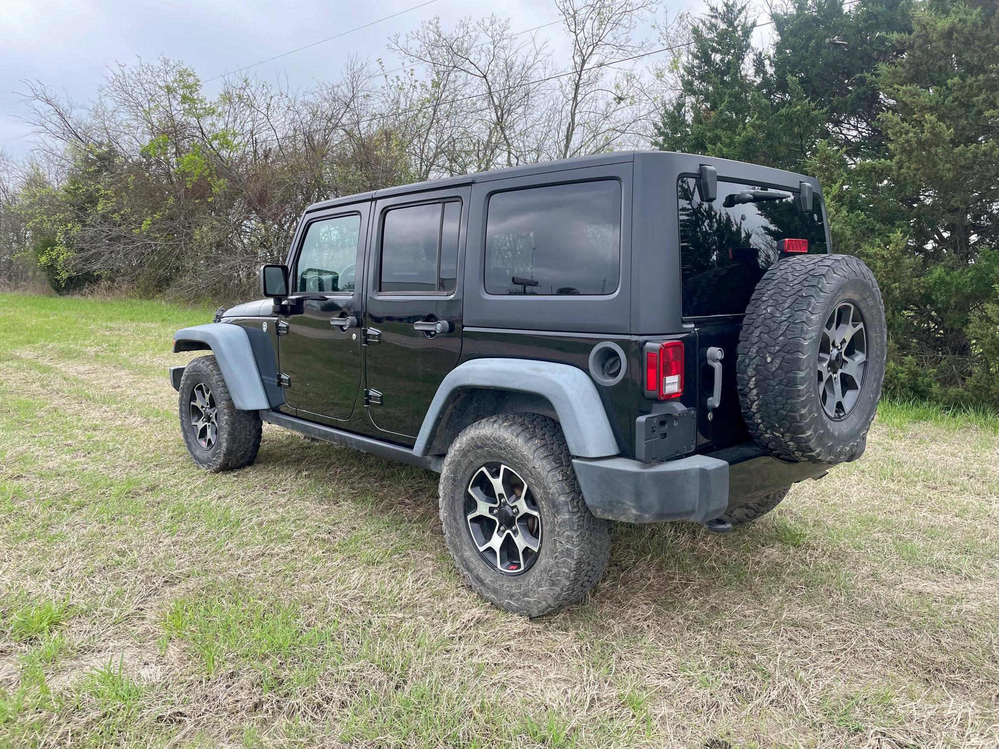 2016 Jeep Wrangler Unlimited VIN 1C4BJWDG7GL103053 COPART salvage auction — NORMAL WEAR, TX - CERT OF TITLE-REBUILT SALVAGE (P), sold $12,800 on 2025-04-15 (photo 3)