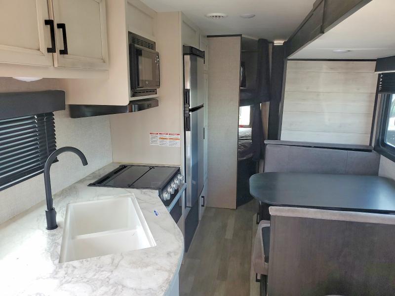 2022 Jayco jay Jay flight VIN 1UJBJ0BP0N17W0673 COPART salvage auction — SIDE, MI - CERT OF TITLE-REBUILT SALVAGE, sold $3,500 on 2026-07-24 (photo 5)