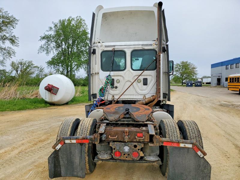 2016 Freightliner All other VIN 1FUBGEDVXGLHC5676 COPART salvage auction — MINOR DENT/SCRATCHES, IN - CERTIFICATE OF TITLE, sold $4,500 on 2026-07-29 (photo 6)