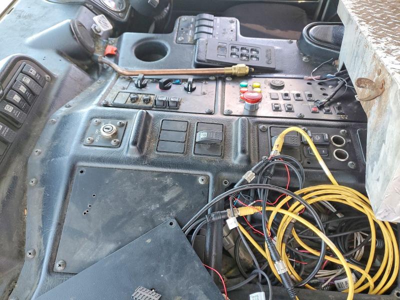 2011 Autocar llc All other VIN 5VCACR8FXBH211691 COPART salvage auction — MINOR DENT/SCRATCHES, CA - DIS/DLR/EXP ONLY CLEAN TITLE (P), sold $250 on 2026-07-27 (photo 9)
