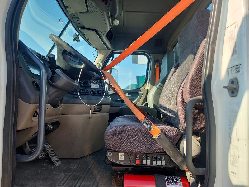 2016 Freightliner All other VIN 1FUBGEDV1GLHC5761 COPART salvage auction — NORMAL WEAR, IN - CERTIFICATE OF TITLE, sold $4,500 on 2026-08-31 (photo 5)