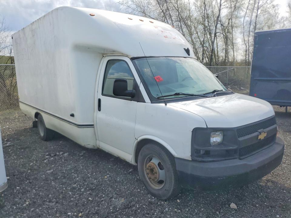 2017 Chev Express VIN 1GB3GSCG7H1352029 COPART salvage auction — MINOR DENT/SCRATCHES, NY - CERTIFICATE OF TITLE, sold $2,750 on 2026-07-09 (photo 4)