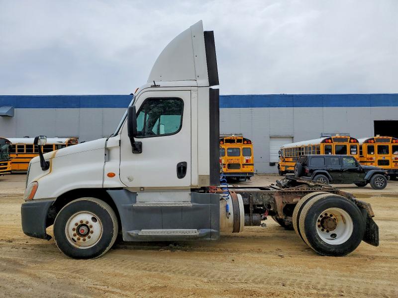 2016 Freightliner All other VIN 1FUBGEDVXGLHC5676 COPART salvage auction — MINOR DENT/SCRATCHES, IN - CERTIFICATE OF TITLE, sold $4,500 on 2026-07-29 (photo 9)