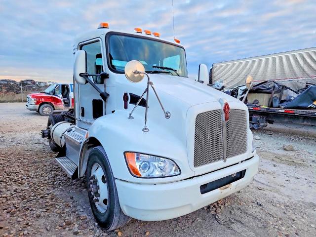 2015 Kenworth All other VIN 2XKHAJ7X0FM462566 COPART salvage auction — NORMAL WEAR, ME - CERTIFICATE OF TITLE, sold $6,300 on 2026-07-09 (photo 1)