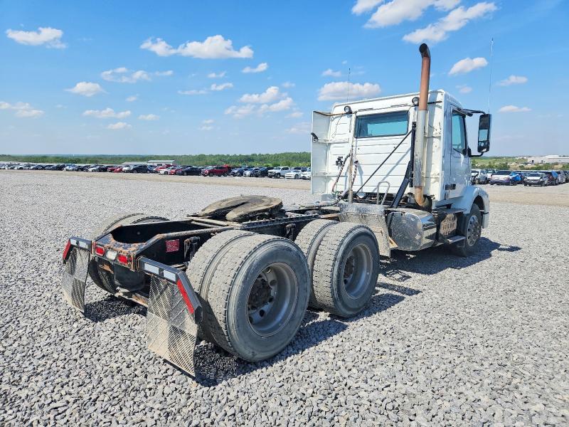 2012 Volv Vn VIN 4V4MC9DF7CN560024 COPART salvage auction — NORMAL WEAR, CT, sold $1,100 on 2026-07-07 (photo 4)