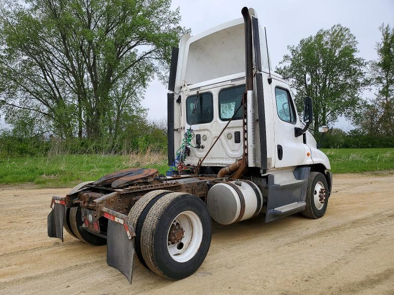 2016 Freightliner All other VIN 1FUBGEDVXGLHC5676 COPART salvage auction — MINOR DENT/SCRATCHES, IN - CERTIFICATE OF TITLE, sold $4,500 on 2026-07-29 (photo 4)