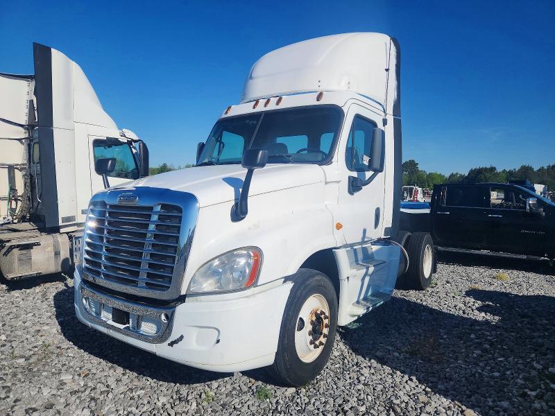 2014 Freightliner All other VIN 1FUBGEDV0ELFT4298 COPART salvage auction — NORMAL WEAR, IN - CERTIFICATE OF TITLE, sold $5,000 on 2026-07-09 (photo 2)