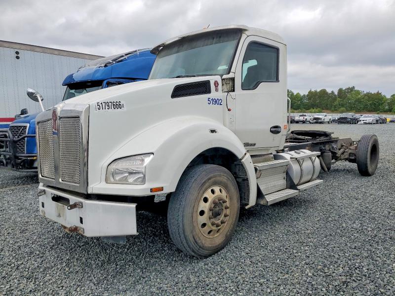 2018 Kenworth All other VIN 1XKZDP9X7JJ223172 COPART salvage auction — MINOR DENT/SCRATCHES, NC - DEALER ONLY CLEAN TITLE, sold $8,800 on 2026-07-09 (photo 2)