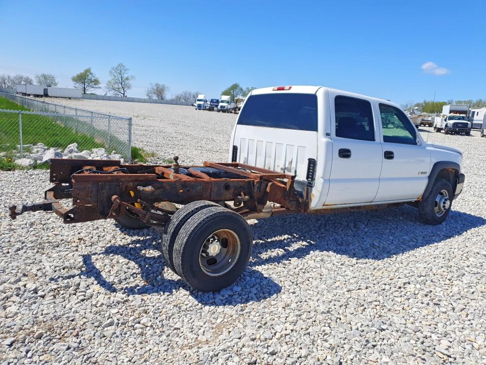 2003 Chev Silverado VIN 1GCJK33G23F106122 COPART salvage auction — NORMAL WEAR, MI - CERTIFICATE OF TITLE, sold $825 on 2026-07-09 (photo 3)