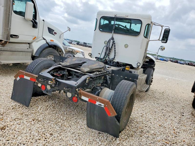 2017 Peterbilt All models VIN 1XP3AJ8X9HD430601 COPART salvage auction — NORMAL WEAR, TX - CERTIFICATE OF TITLE, sold $5,500 on 2026-09-03 (photo 4)