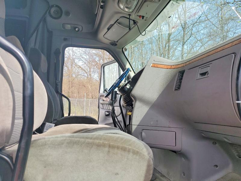 2012 Peterbilt All models VIN 1XP4DP9X7CD171080 COPART salvage auction — MINOR DENT/SCRATCHES, PA - CERT OF TITLE, sold $7,500 on 2026-07-16 (photo 5)