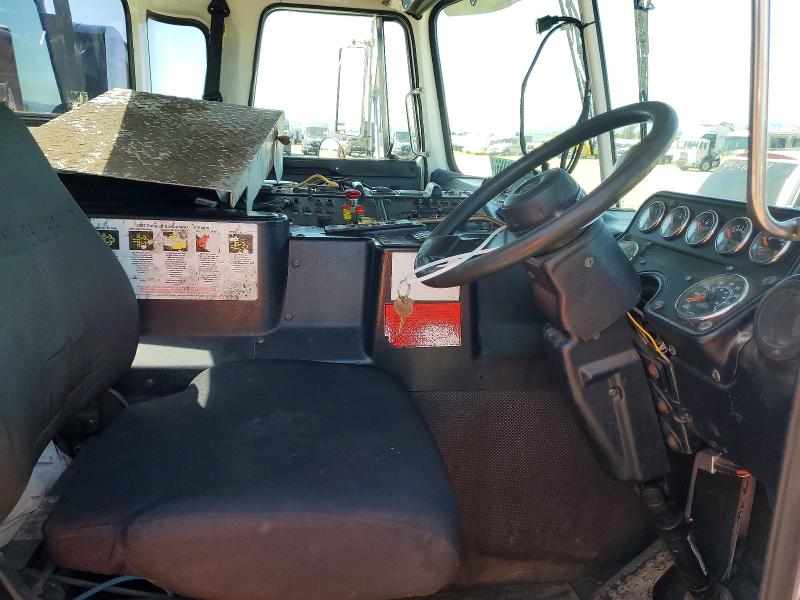 2011 Autocar llc All other VIN 5VCACR8FXBH211691 COPART salvage auction — MINOR DENT/SCRATCHES, CA - DIS/DLR/EXP ONLY CLEAN TITLE (P), sold $250 on 2026-07-27 (photo 5)