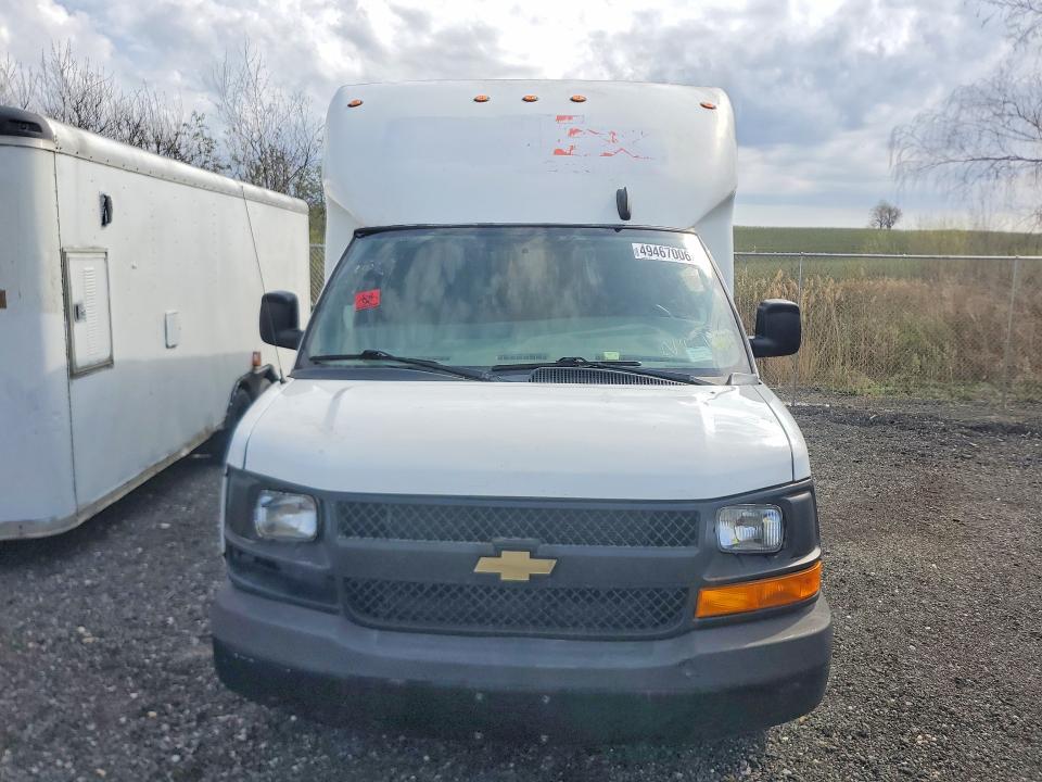 2017 Chev Express VIN 1GB3GSCG7H1352029 COPART salvage auction — MINOR DENT/SCRATCHES, NY - CERTIFICATE OF TITLE, sold $2,750 on 2026-07-09 (photo 5)