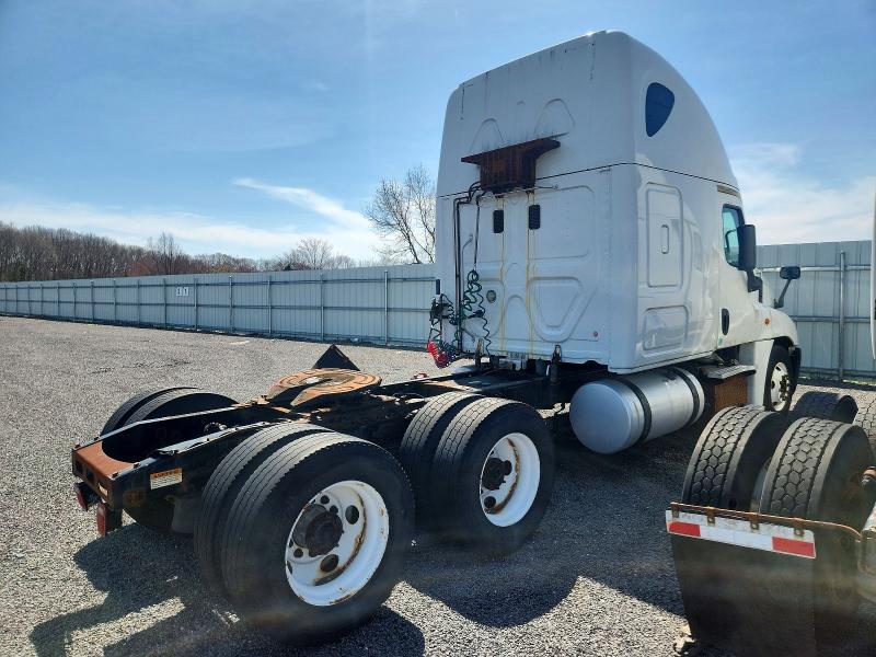 2015 Freightliner All other VIN 1FUJGLD67FLGJ1338 COPART salvage auction — MECHANICAL, NH - CERTIFICATE OF TITLE, sold $8,500 on 2026-07-29 (photo 4)