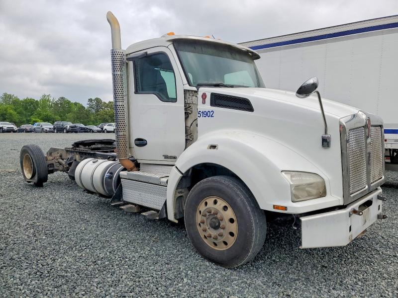 2018 Kenworth All other VIN 1XKZDP9X7JJ223172 COPART salvage auction — MINOR DENT/SCRATCHES, NC - DEALER ONLY CLEAN TITLE, sold $8,800 on 2026-07-09 (photo 1)