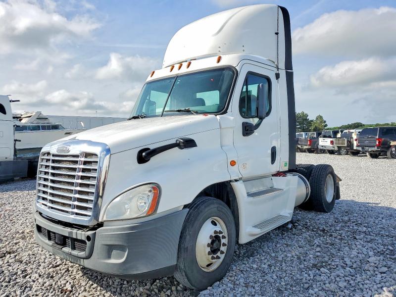 2014 Freightliner All models VIN 1FUBGEDV4ELFW8390 COPART salvage auction — NORMAL WEAR, IN - CERTIFICATE OF TITLE, sold $5,000 on 2026-07-29 (photo 2)