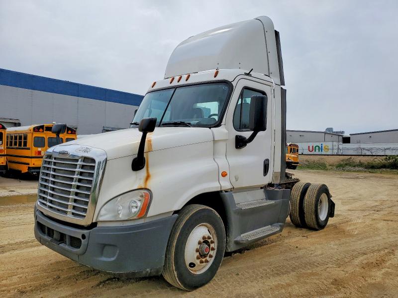 2016 Freightliner All other VIN 1FUBGEDVXGLHC5676 COPART salvage auction — MINOR DENT/SCRATCHES, IN - CERTIFICATE OF TITLE, sold $4,500 on 2026-07-29 (photo 2)