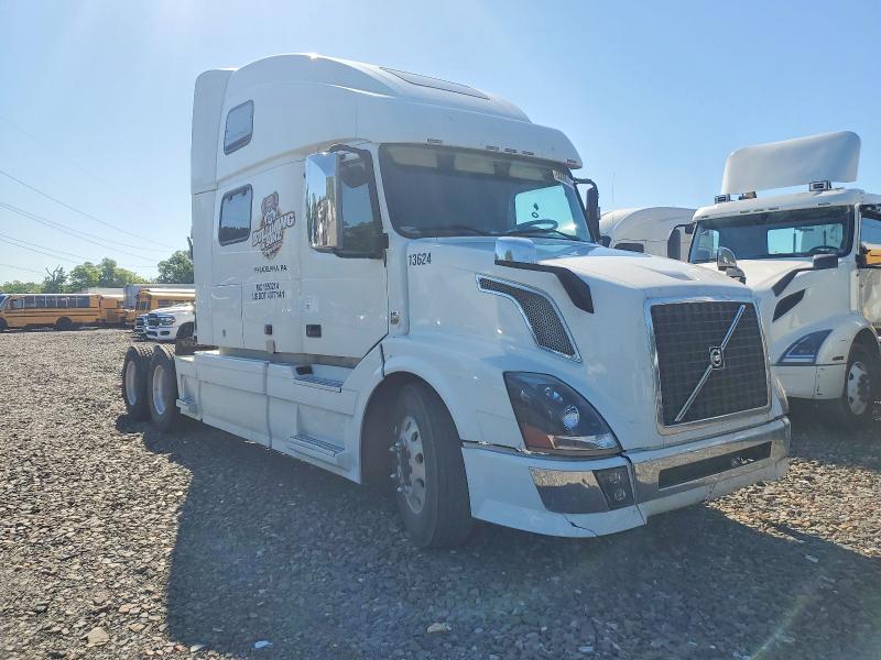 2015 Volvo Vnl VIN 4V4NC9EH8FN919826 COPART salvage auction — NORMAL WEAR, Pa - Cert Of Title, sold $1,700 on 2026-07-18 (photo 1)