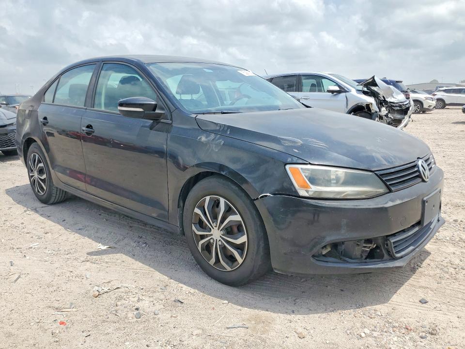 2011 Volk Jetta VIN 3VWDZ7AJXBM323038 COPART salvage auction — MINOR DENT/SCRATCHES, TX - CERTIFICATE OF TITLE, sold $625 on 2026-07-31 (photo 4)