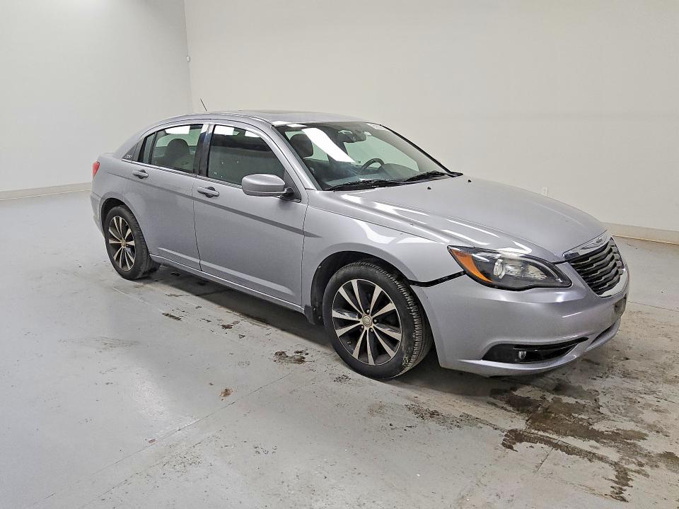 2013 Chrysler 200 VIN 1C3CCBBB8DN516019 COPART salvage auction — MINOR DENT/SCRATCHES, Md - Certificate Of Title, sold $1,250 on 2026-07-16 (photo 4)