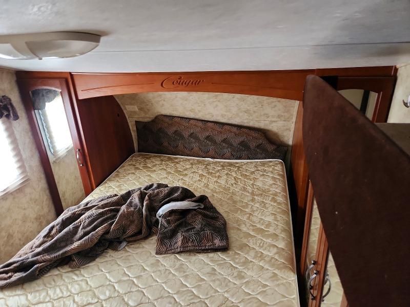 2011 Cougar 5th wheel VIN 4YDF29R25B2506652 COPART salvage auction — SIDE, KS - CERT OF TITLE-SALVAGE, sold $700 on 2026-07-30 (photo 5)