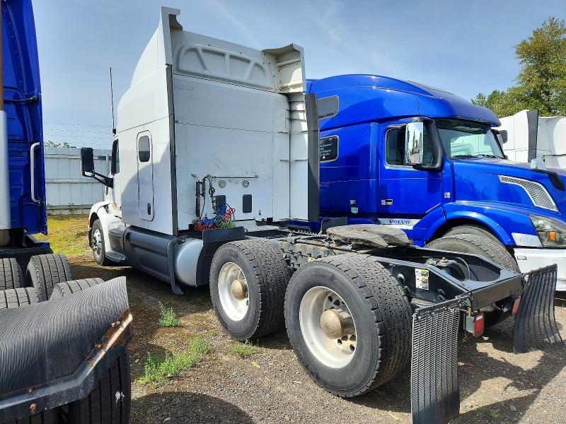 2018 Peterbilt All other VIN 1XPBDP9XXJD472043 COPART salvage auction — MINOR DENT/SCRATCHES, OR - CERTIFICATE OF TITLE, sold $25,000 on 2026-07-27 (photo 3)