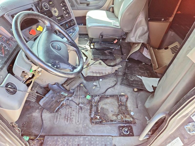 2017 Freightliner All other VIN 1FUJGLDV8HLHM1686 COPART salvage auction — FRONT END, RF, sold $200 on 2026-07-09 (photo 9)