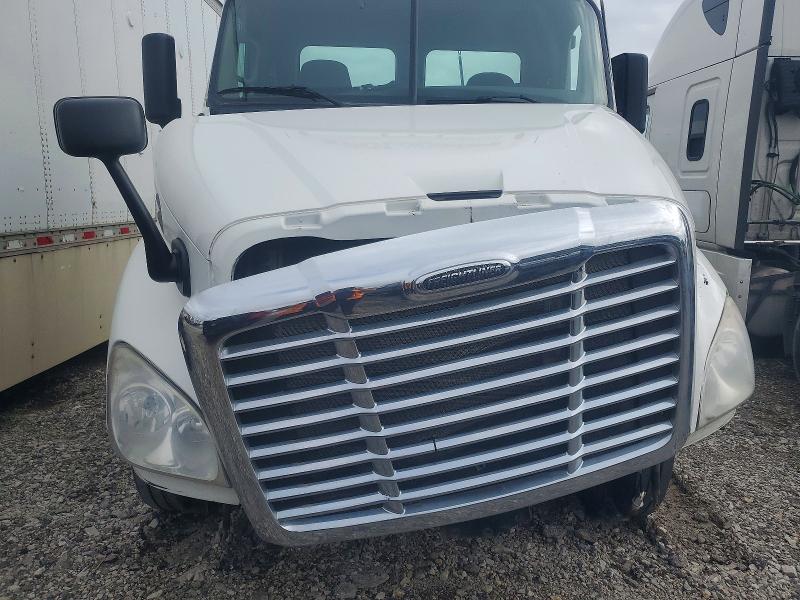 2018 Freightliner All other VIN 3AKBGADV1JSJN2740 COPART salvage auction — STRIPPED, CT, sold $70 on 2026-07-28 (photo 7)