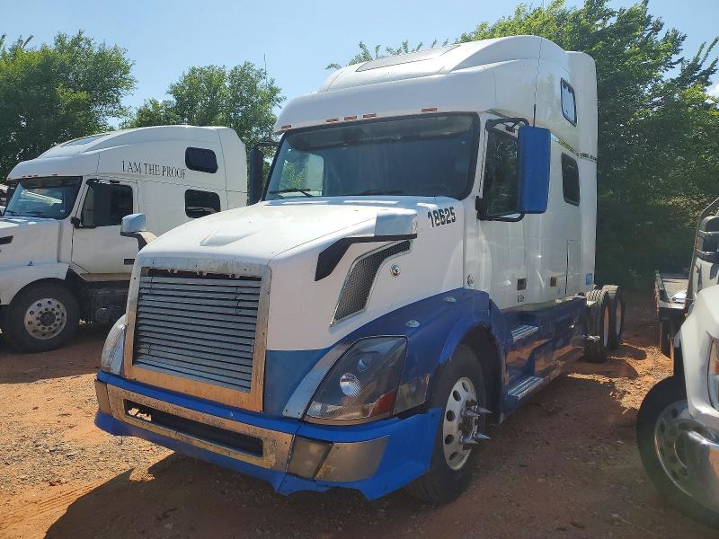2007 Volv Vn VIN 4V4NC9TG07N440831 COPART salvage auction — FRONT END, TX - CERTIFICATE OF TITLE, sold $2,550 on 2026-07-07 (photo 2)