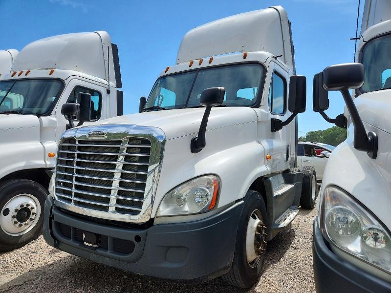 2016 Freightliner All other VIN 1FUBGEDV4GLHC5656 COPART salvage auction — NORMAL WEAR, IN - CERTIFICATE OF TITLE, sold $5,000 on 2026-07-28 (photo 2)