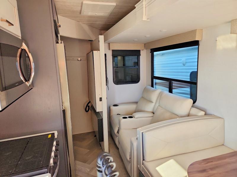2025 Foresriver Crusader VIN 5ZT3CSVB2SG128212 COPART salvage auction — ROOF, PO, sold $23,200 on 2026-07-29 (photo 6)