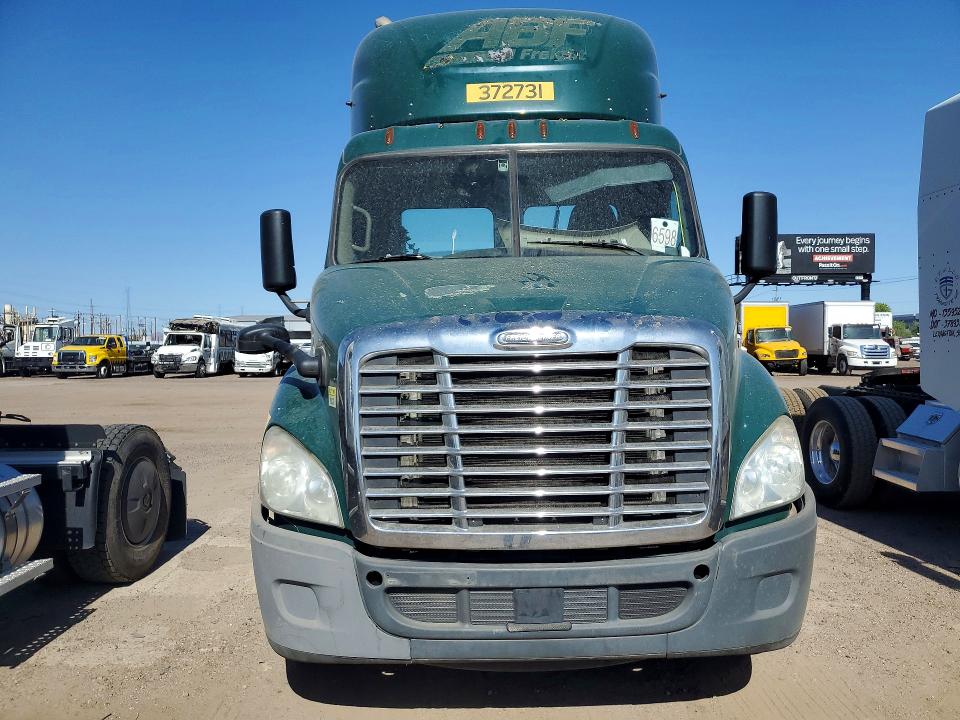 2018 Freigliner All other VIN 3AKBGADV1JSJL4559 COPART salvage auction — MINOR DENT/SCRATCHES, CT, sold $1,150 on 2026-07-08 (photo 5)