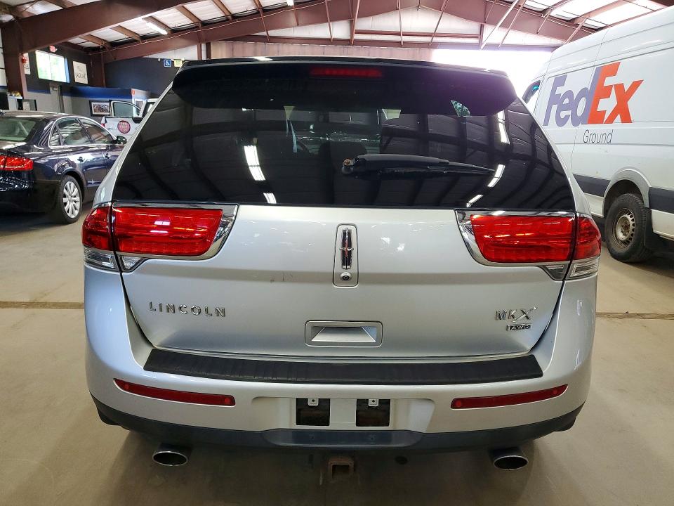 2015 Lincoln townhouse Mkx VIN 2LMDJ8JK9FBL24312 COPART salvage auction — MINOR DENT/SCRATCHES, MA - CERTIFICATE OF TITLE, sold $1,950 on 2026-07-03 (photo 6)