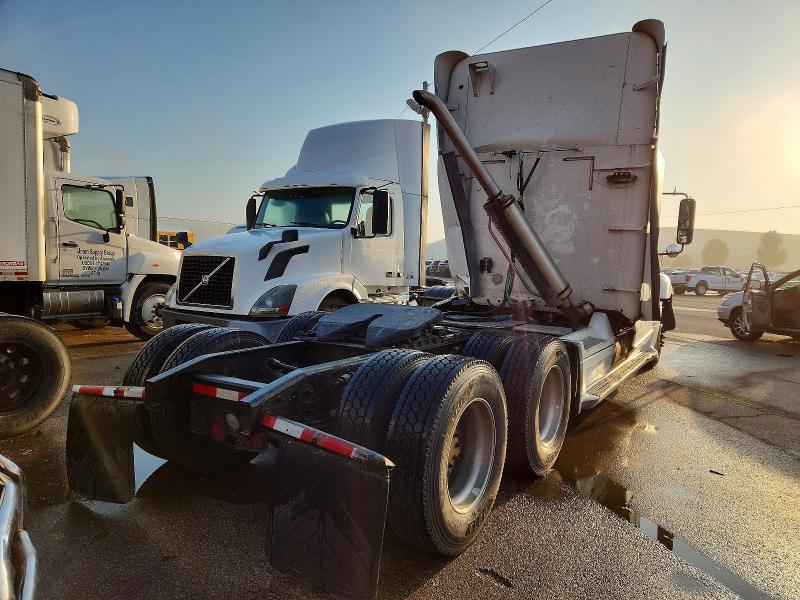 2007 Freightliner All other VIN 1FUJA6CK77LX78671 COPART salvage auction — ALL OVER, OH - CERT OF TITLE-SALVAGE, sold $3,800 on 2026-07-09 (photo 4)