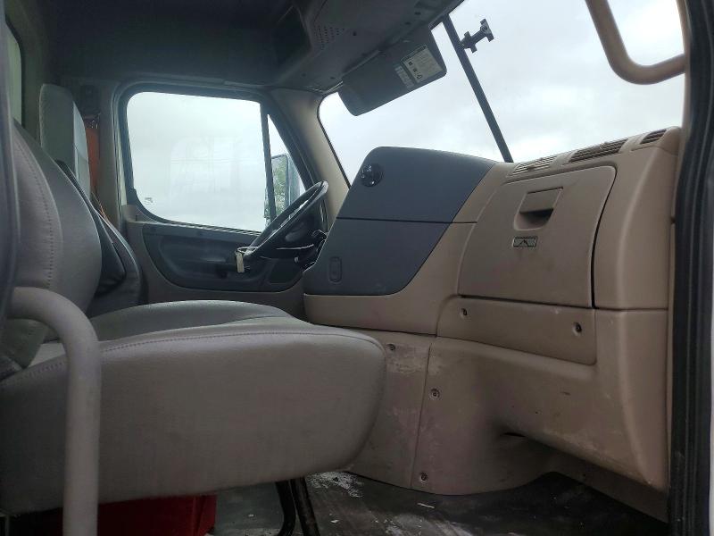 2019 Freightliner All other VIN 3AKJGBDV9KDJW2049 COPART salvage auction — MINOR DENT/SCRATCHES, IN - CERTIFICATE OF TITLE, sold $2,650 on 2026-07-23 (photo 5)